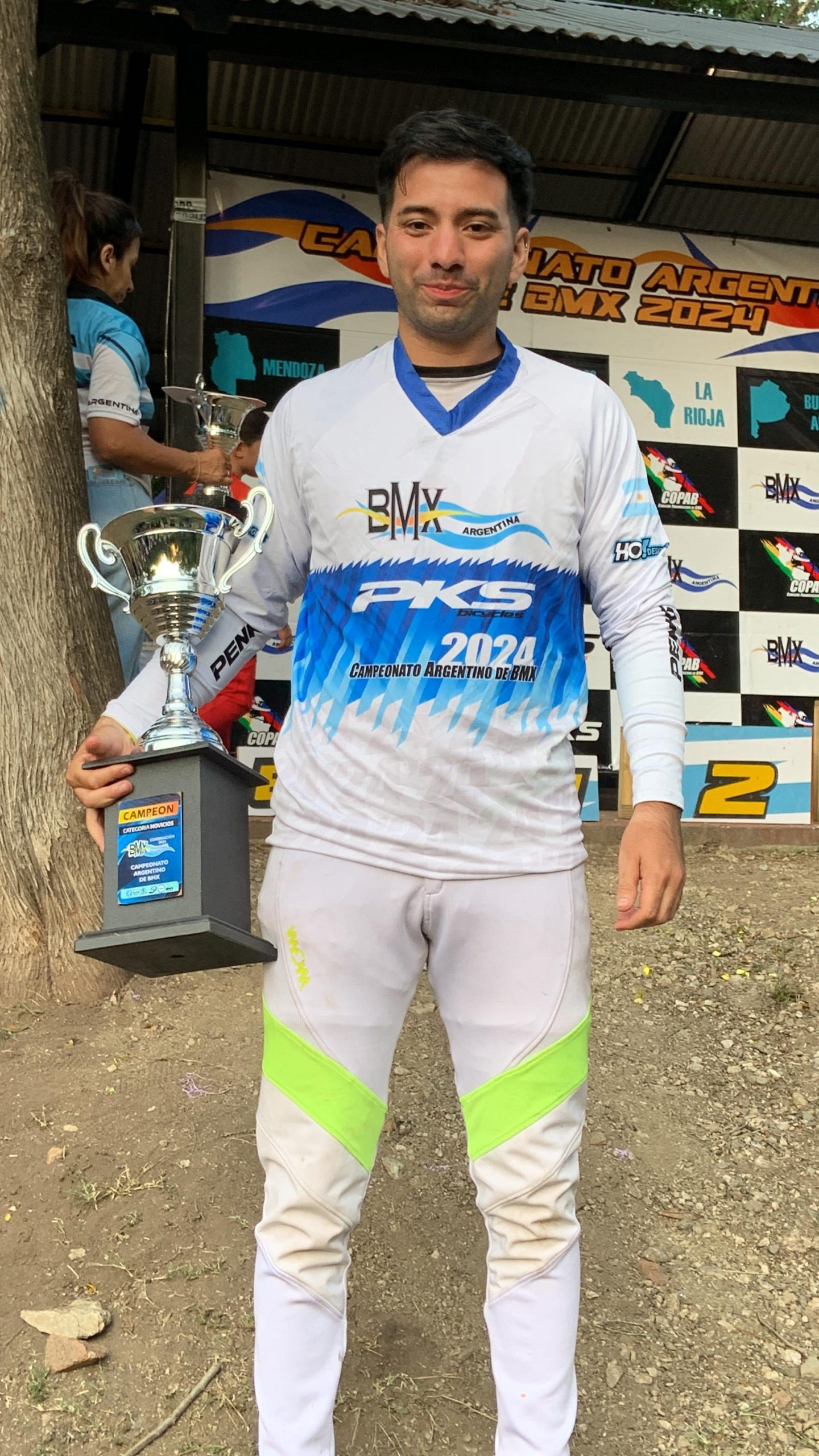 Tiago González se llenó de gloria en Alta Gracia: doble campeón argentino de bicicross